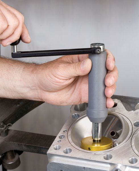 Tiedosto:Seetin työstö käsin.jpg